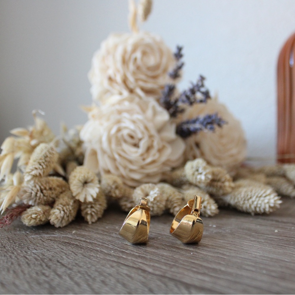 Vintage Gold Tone Clip on Earrings